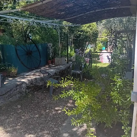 Cabanon Independant En Provence Saignon